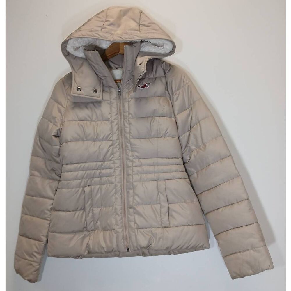 Hollister Women's Puffer Jacket in Light Beige